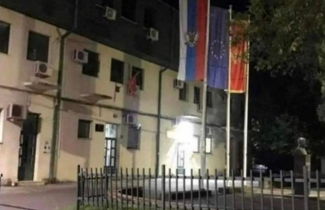 DPS Zeta: Tuđa zastava na jarbolu ispred Opštine