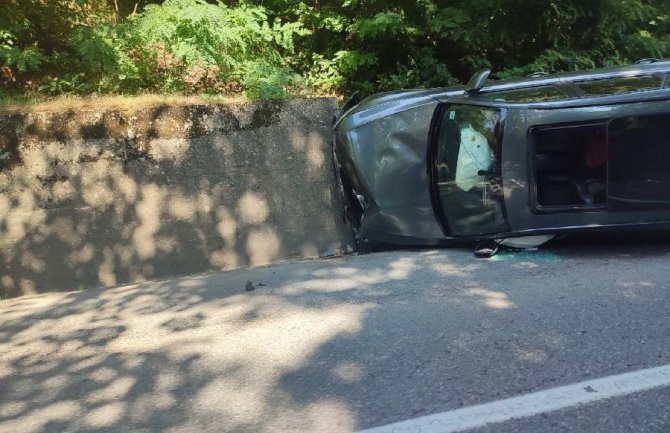 Saobraćajna nezgoda u Bijelom Polju, prevrnuo se automobil