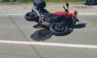 Sudar automobila i motocikla, dvije osobe povrijeđene