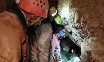 Speleolog koji je devet dana zarobljen u špilji večeras bi mogao biti spašen