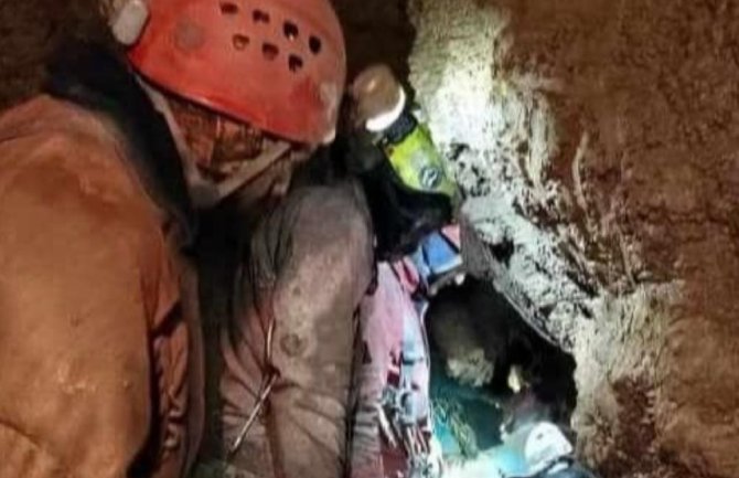 Speleolog koji je devet dana zarobljen u špilji večeras bi mogao biti spašen