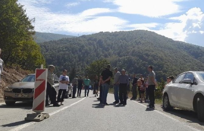 Mještani Zatona na sat blokirali saobraćajnicu