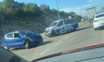 Sudar vozila policije i automobila, povrijeđene četiri osobe