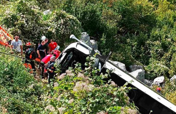 Sletio autobus s puta u mjestu Obzovica: Najmanje dvije osobe poginule, više povrijeđenih