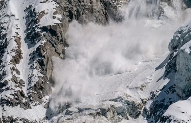 Dvoje planinara poginulo u lavinama na tibetskoj Šišapangmi