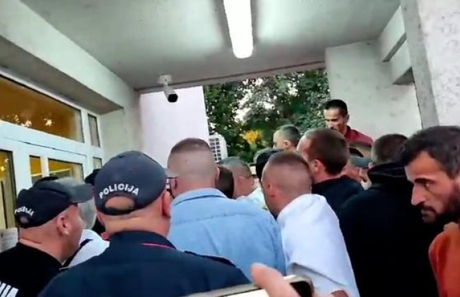 Počinioci verbalnog nasilja koji se dogodio na protestu zbog smrti bebe biti procesuirani,saošteno je iz UP