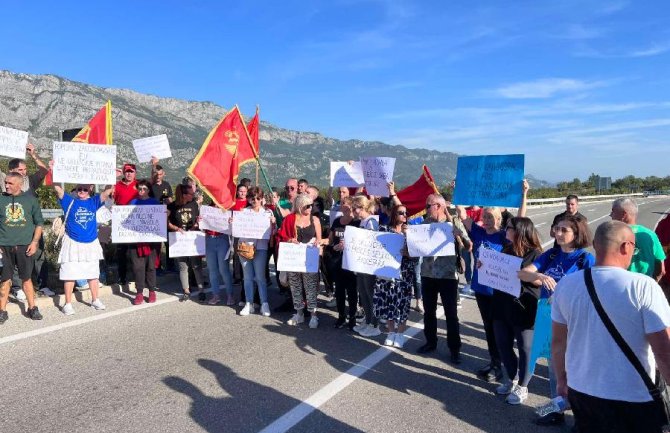 Građani traže odgađanje popisa: Počela blokada puta na Bogetićima