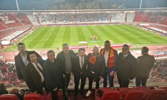 Abazović i ministri sa tribina bodre naše fudbalere
