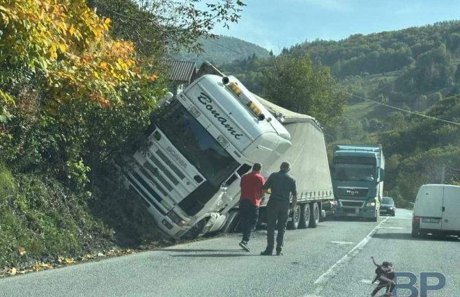 NA PUTU BIJELO POLJE - PODGORICA  SAOBRAĆAJNA NEZGODA  U RAVNOJ RIJECI: ŠLEPER ZAVRŠIO U KANALU