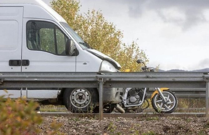 U Hrvatskoj na autoputu poginule dvije osobe, kombi vukao motocikl 300 metara