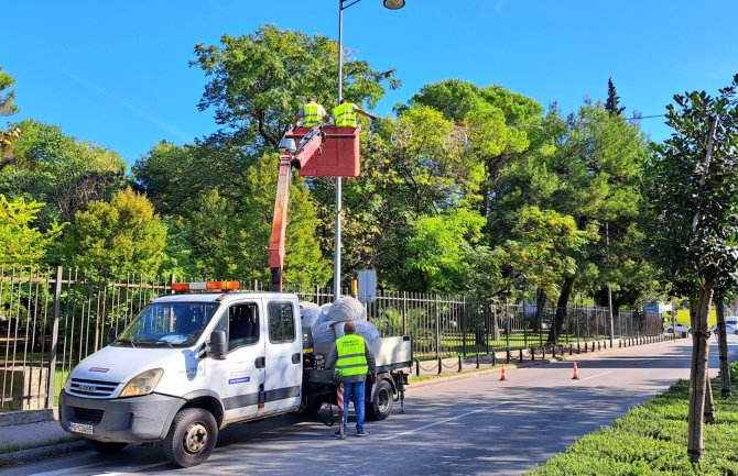 Počeli radovi na novogodišnjem ukrašavanju Podgorice