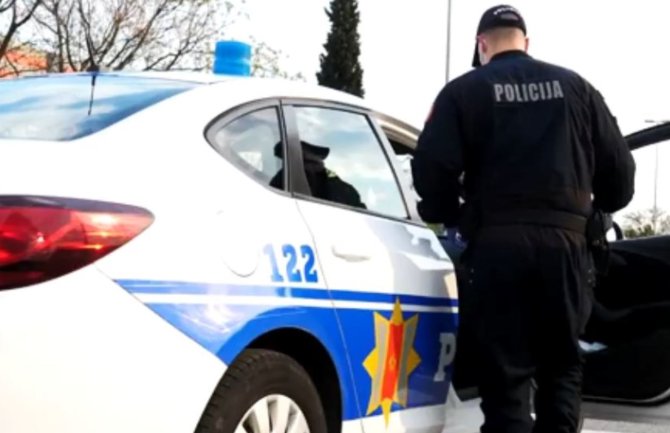 Odbio alkotestiranje pa pokušao da napadne policajca