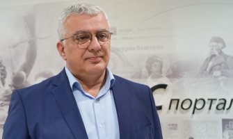 Radunović tvrdi da Mandić ima regularno državljanstvo Srbije, ali da nema pasoš, ličnu kartu i prebivalište