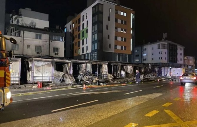 Ugašen požar na sarajevskoj pijaci, vatrogasci dežuraju tokom noći