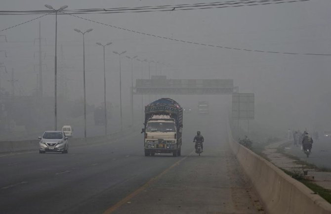 Pakistan se guši u smogu, vlast naložila zatvaranje škola, pijaca i parkova