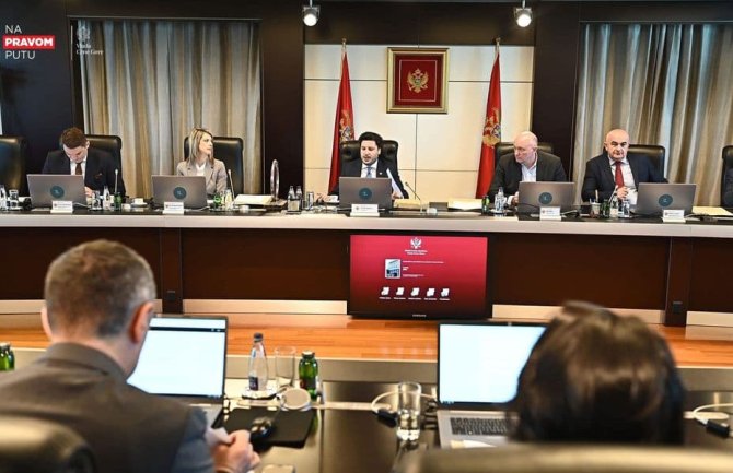 Trošili novac za masovna zapošljavanja: Bivša Abazovićeva vlada