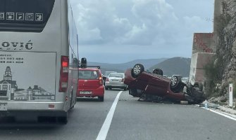 Udes u mjestu Brajići: Vozilo završilo na krovu, povrijeđena jedna osoba