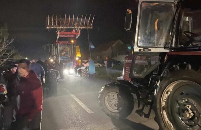 Poljoprivrednici traktorima opkolili ljude koji su blokirali kuću učesniku protesta