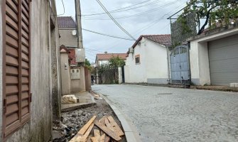 Preko paleta i dasaka moraju do svojih kuća