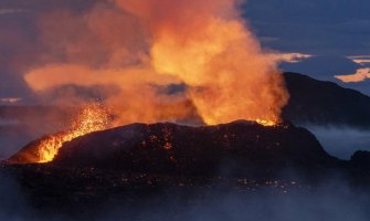 Island strahuje od erupcije vulkana, stanovništvo evakuisano