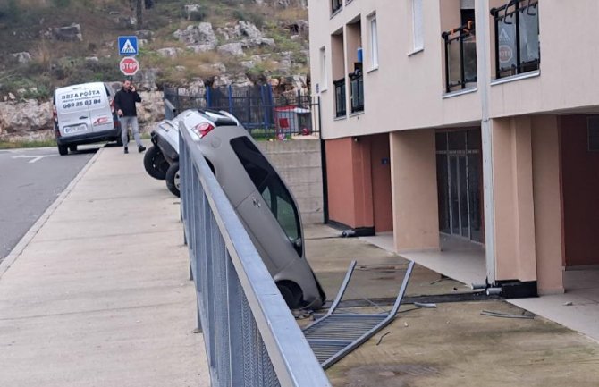 Automobil na Zabjelu probio zaštitnu ogradu i sletio u dvorište zgrade