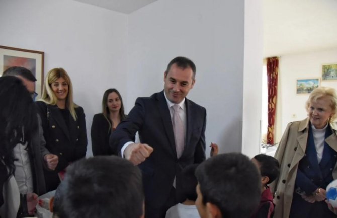 Šćekić i Nišić posjetili Dječiji dom u Bijeloj: Moramo pokazati brigu za one kojima je to najpotrebnije