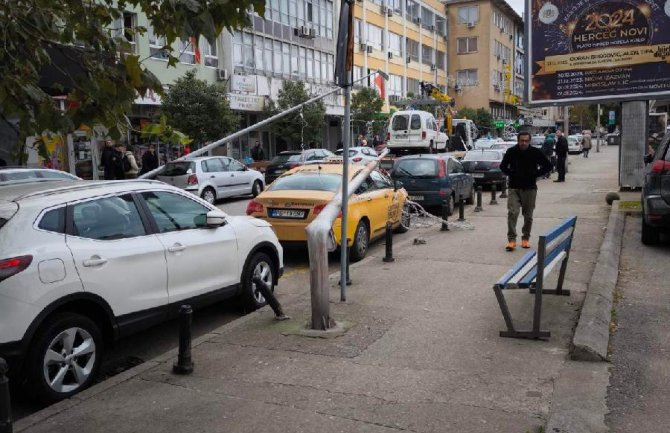 Vozilo Parking servisa oborilo banderu sa ukrasima