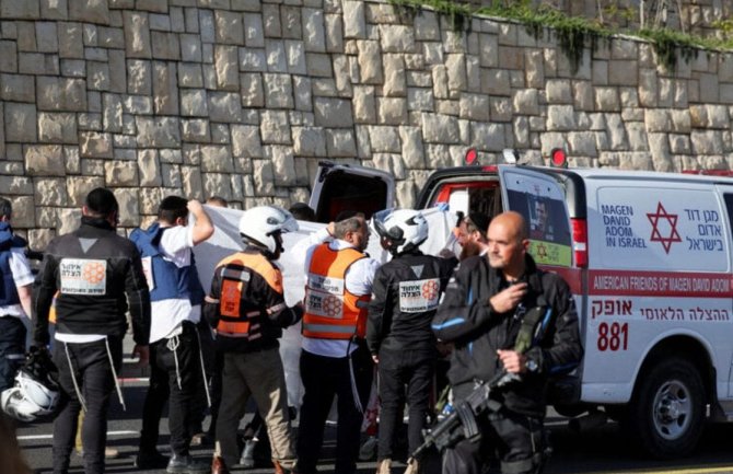 Dvije osobe ubijene, petoro teško ranjeno u oružanom napadu na ulazu u Jerusalim
