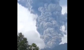 Eruptirao vulkan u Indoneziji, bacao pepeo tri hiljade metara u zrak