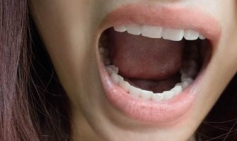 Nedostatak vitamina B12 ključan u očuvanju nervnog isstema, a vidljiv već u usnoj duplji
