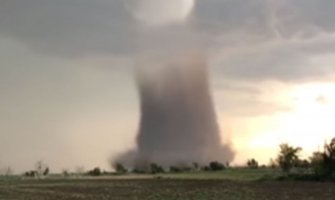 Tornado uništio kuće i automobile