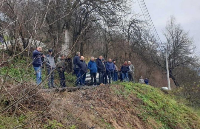 Mještani bjelopoljskog naselja apeluju: Zbog klizišta, godinu dana prolazimo kroz golgotu