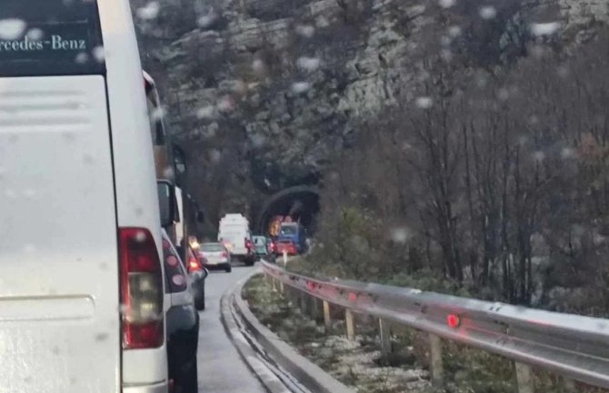 Na Bogetićima se sudarili autobus i putničko vozilo