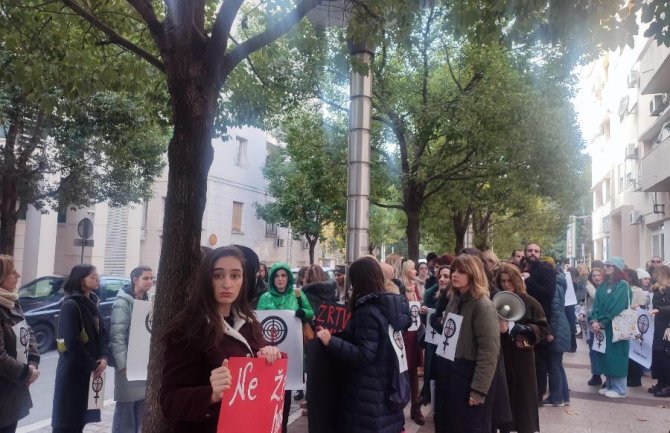 Protest ispred Vlade zbog ubistva Zumrite Nerde: Nećemo ućutkivanje, niti nijedno slomljeno rebro ili ženu manje