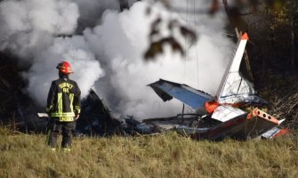 SAD: Avion se srušio na dalekovode, tri osobe poginule