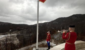 Vojska Crne Gore zamijenila oštećenu državnu zastavu na Grahovcu