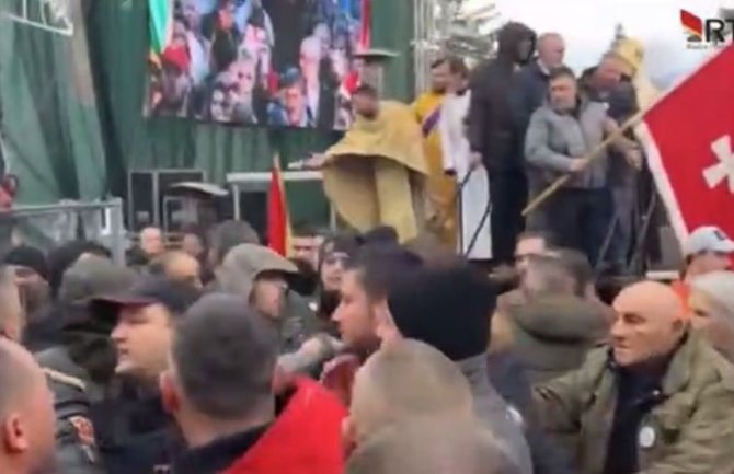 Cetinje: Tenzije među pristalicama Mihaila i Borisa, policija spriječila sukob
