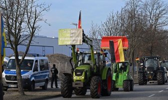 Poljoprivrednici krenuli traktorima na Šolcovo otvaranje fabrike vozova