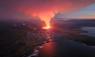 Lava guta grad na Islandu, gore kuće