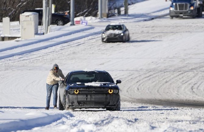 Snježne oluje u Njemačkoj, stotine putnika zaglavljene u vozilima