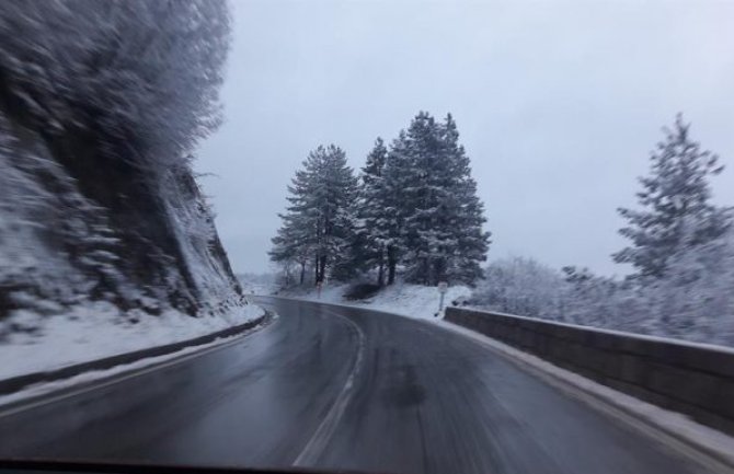 Na sjeveru poledica, mjestimično smanjena vidljivost