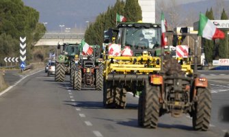 Italijanski poljoprivrednici traktorima blokirali naplatnu ramu