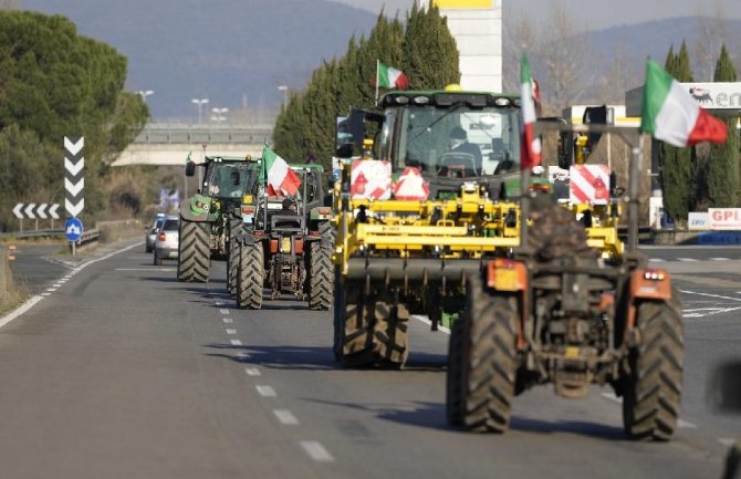 Italijanski poljoprivrednici traktorima blokirali naplatnu ramu