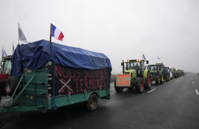 Francuski poljoprivrednici počeli sa uklanjanjem blokada sa puteva oko Pariza 