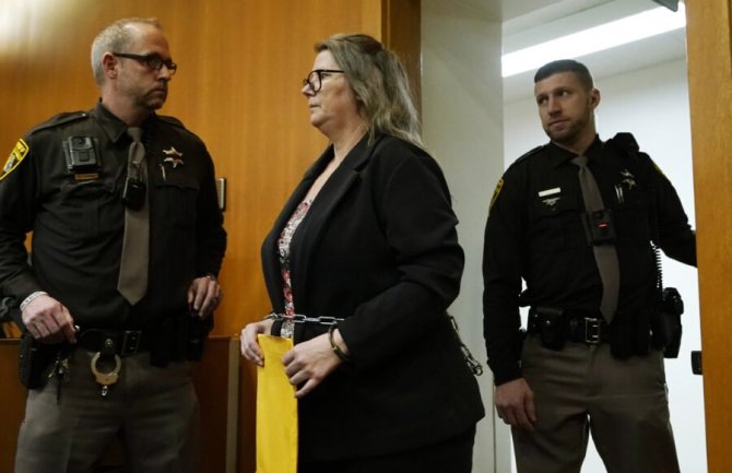 SAD: Majka optužena zato što nije spriječila sina da ubije četvoro đaka u Mičigenu