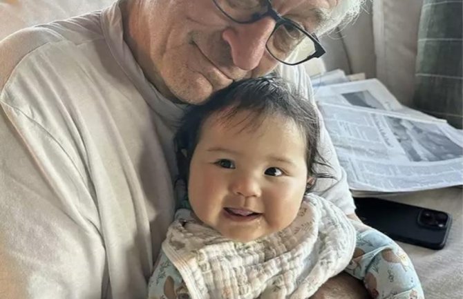 Robert de Niro objavio fotografije sa desetomjesečnom kćerkicom