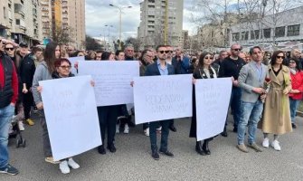 U Tuzli počelo mirno okupljanje povodom brutalnog ubistva Amre Kahrimanović: Pristiže veliki broj građana