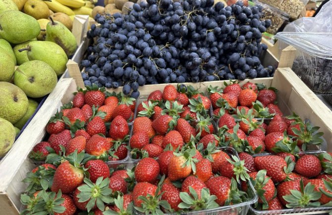 Na zelenoj pijaci jagode osam, a grožđe 4,50 eura