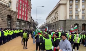 Nezadovoljni poljoprivrednici blokirali saobraćaj u više gradova