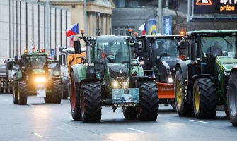 Ogorčeni poljoprivrednici sporom vožnjom na traktorima blokiraju Prag